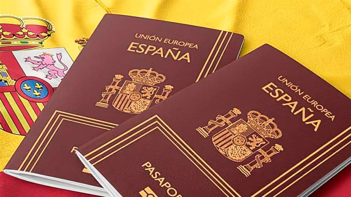 Dois passaportes espanhóis sobre a bandeira da Espanha