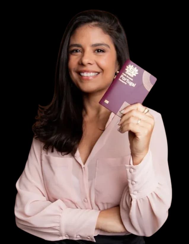 Tammy Cavaleiro, sócia-fundadora, segurando um passaporte português