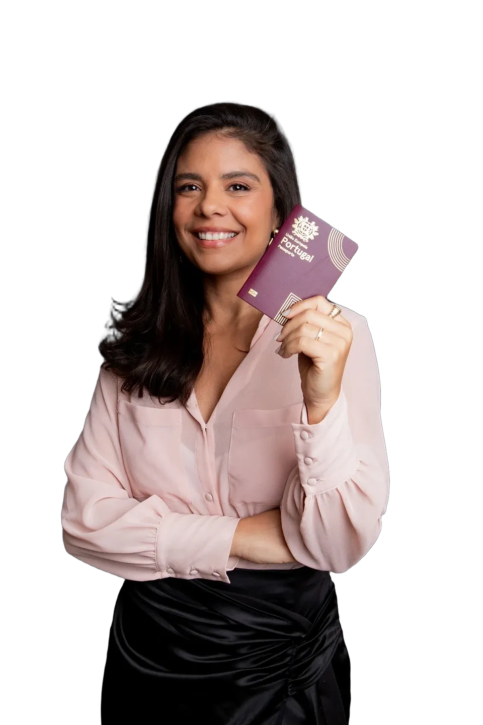 Tammy Cavaleiro, sócia-fundadora, sorrindo e segurando um passaporte português